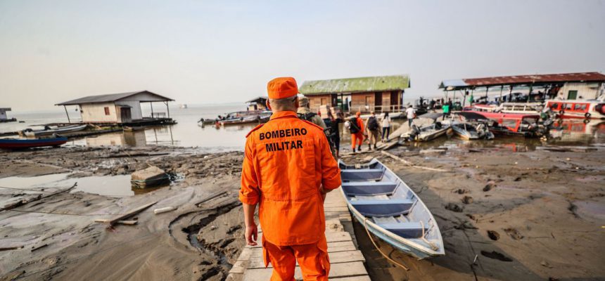 03/10/2023 - MANAUS - AM: 01-10-2023 - Embarque no porto de Manacapuru das equipes de pronto atendimento às vítimas do desbarrancamento no município de Berurí. Foto: Antônio Lima/SECOM