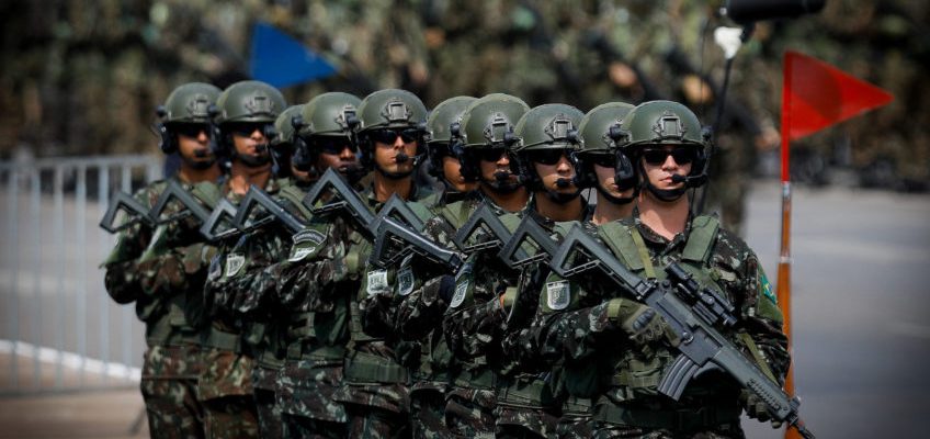 O presidente interino e ministro do Desenvolvimento, Indústria, Comércio e Serviços, Geraldo Alckmin (PSB), ministro Alexandre de Moraes (STF), ministro José Múcio (Defesa), Procurador-Geral da República  Augusto Aras, senador Hamilton Mourão e os comandantes militares da Exércitio, Marinha e Aeronáutica , participam de cerimônia em comemoração ao Dia do Soldado, promovida pelo Exército. O evento foi realizado no Quartel-General do Exército, em Brasília. | Sérgio Lima/Poder360 25.ago.2023