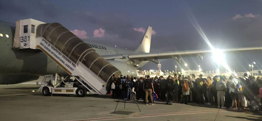 Tel Aviv, Israel, 10.10.2023 - A primeira aeronave KC-30 (Airbus A330 200), da Força Aérea Brasileira (FAB), decolou de Tel Aviv, Israel, às 14h12 (horário de Brasília). A bordo, os 211 primeiros brasileiros resgatados após os conflitos recentes. Foto: Força Aérea Brasileira