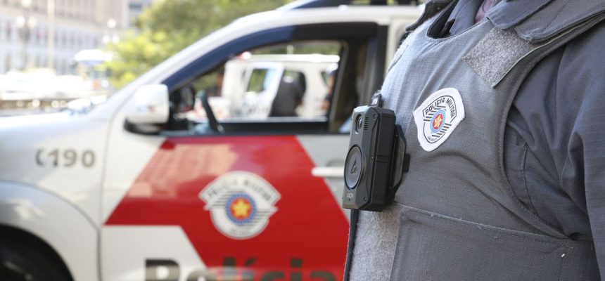 Uso de câmeras acopladas aos uniformes de policiais militares do estado de São Paulo para registro das suas ações, implementada em 18 unidades, ajudou a reduzir violência policial,trazendo resultados emblemáticos.