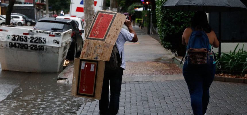 São Paulo (SP),14/03/2023 - Bueiros entupidos com lixo na Avenida Pompéia após chuva no final da tarde, que deixa São Paulo em estado de atenção. Foto: Fernando Frazão/Agência Brasil