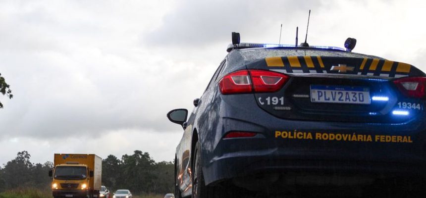A Polícia Rodoviária Federal (PRF) informa que todas as rodovias federais na Bahia encontram-se com o livre fluxo de veículos, não havendo nenhum ponto de retenção total ou parcial