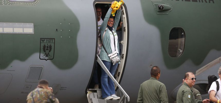 São Paulo SP 13/10/2023 Operação Voltando em Paz -  Aeronave KC-390 Millennium, pousa na Base Aerea de Guarulhos com 64 brasileiros retirados  da área de conflito em Israel .   Foto Paulo Pinto/Agencia Brasil