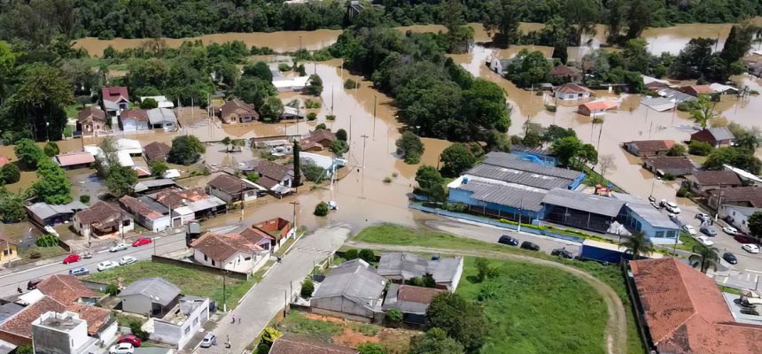 14/10/2023, Rio Negro alagada pelas chuvas. Temporais no Paraná: quase 57 mil pessoas foram afetadas, mais de oito mil estão desalojadas ou desabrigadas no estado. Foto: Prefeitura de Rio Negro-PR