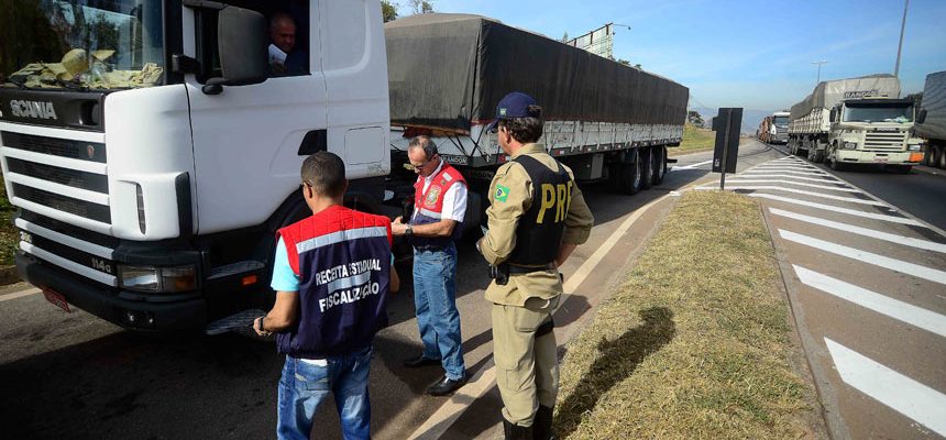 A Secretaria de Estado de Fazenda de Minas Gerais (SEF/MG) desencadeou nesta terça-feira (14/7) a primeira de uma série de operações de fiscalização em pontos estratégicos nas rodovias. O objetivo da Operação Impacto Fiscal é cumprir a diretriz do governo mineiro, de intensificar as ações de controle fiscal sobre o fluxo de mercadorias em trânsito, coibindo a sonegação e incrementando a receita estadual.A ação também marca o início da parceria firmada entre a SEF e a Polícia Rodoviária Federal (PRF), que deu total apoio aos agentes fiscais. A Polícia Militar (PM) também esteve presente. A operação desta terça foi realizada, simultaneamente, em 25 pontos, estrategicamente definidos, em 24 municípios.